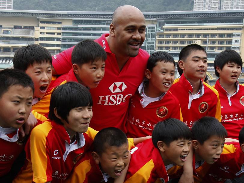 A Hong Kong nel 2011 con i ragazzi di una scuola di rugby (Reuters)